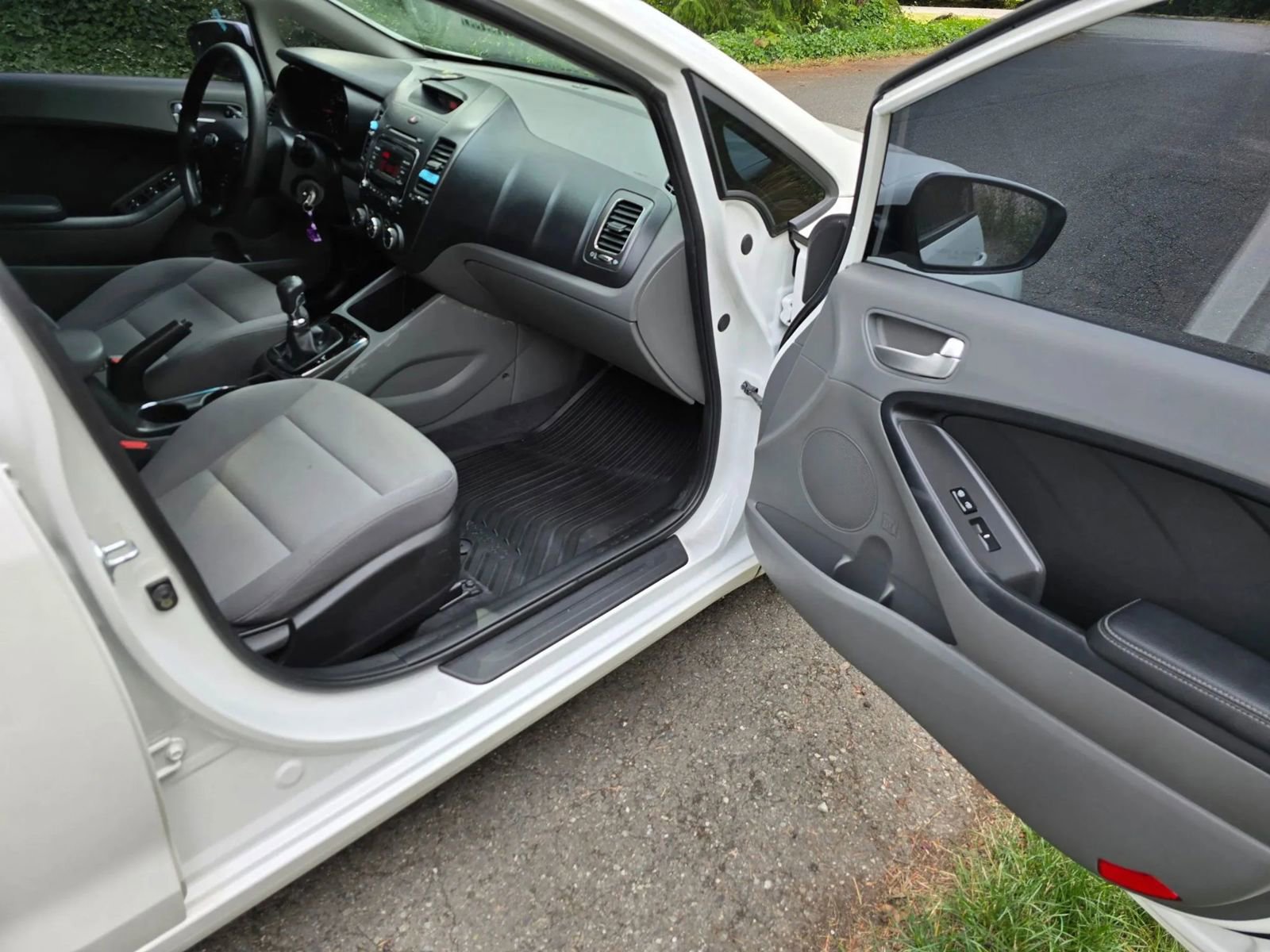 Used 2017 Kia Forte LX image 10