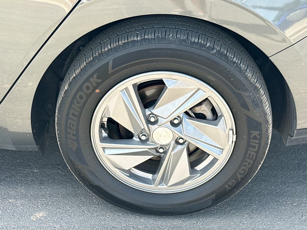 Used 2025 Hyundai Elantra SE FWD image 19