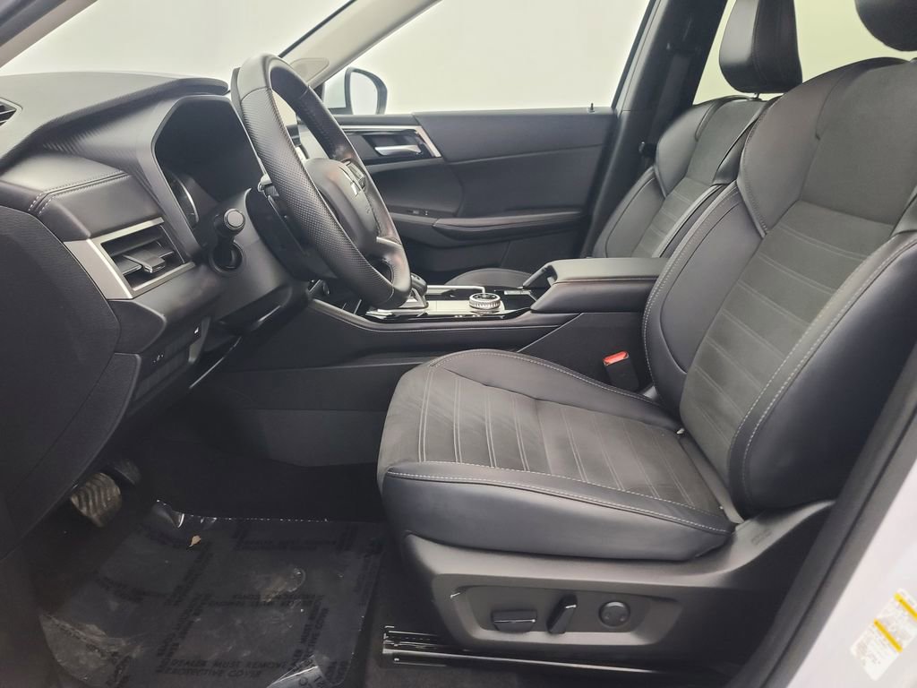 Used 2025 Mitsubishi Outlander SE image 25