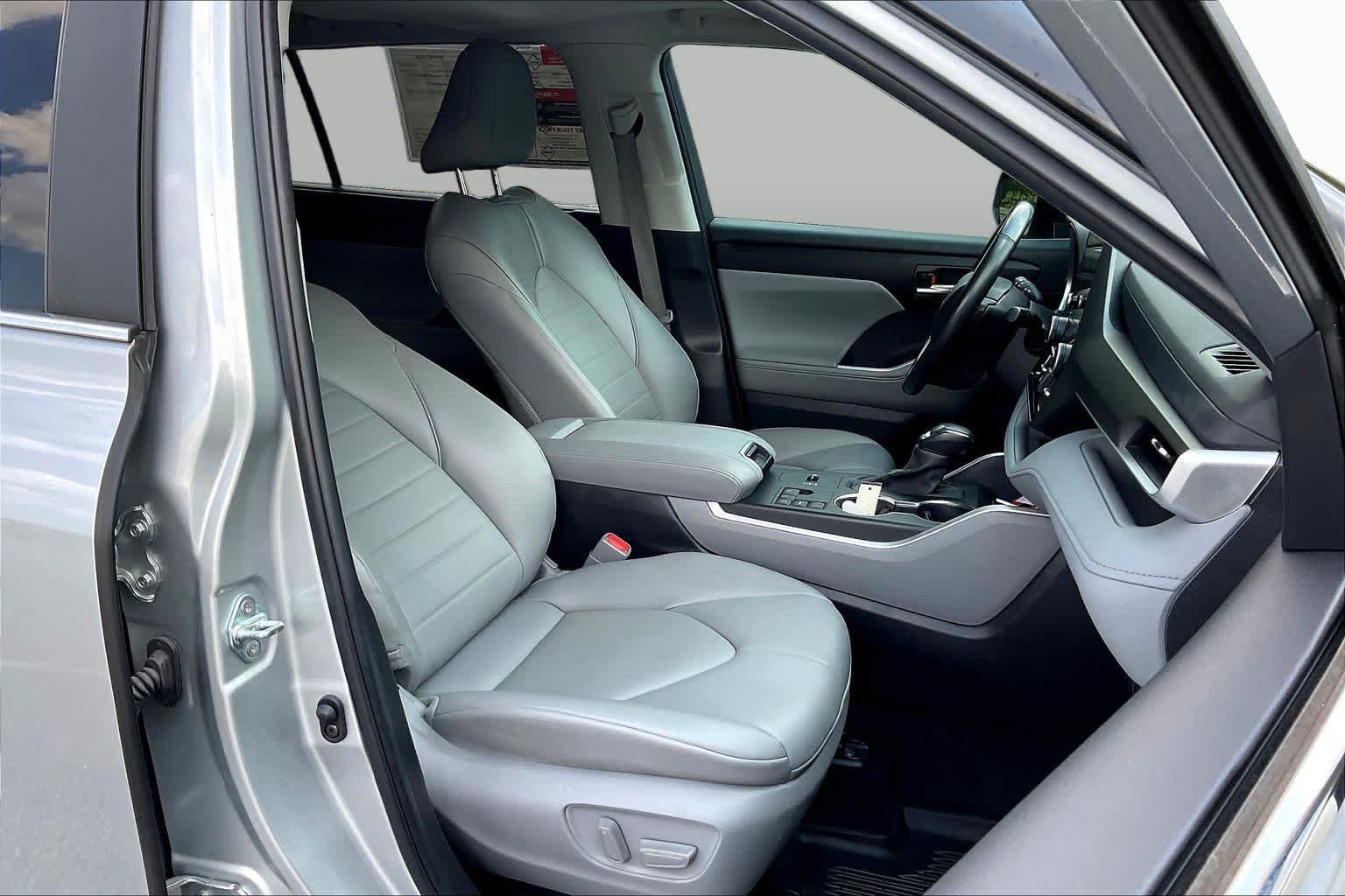 Used 2023 Toyota Highlander XLE FWD image 9