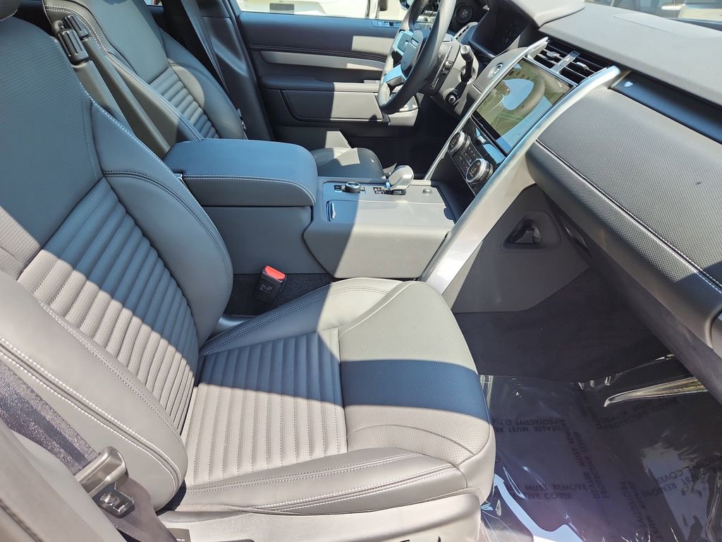 New 2025 Land Rover Discovery Dynamic SE image 3