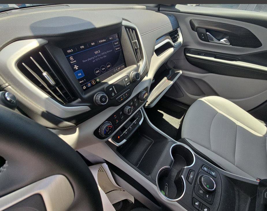 Used 2024 GMC Terrain SLT w/ Tech Package image 3