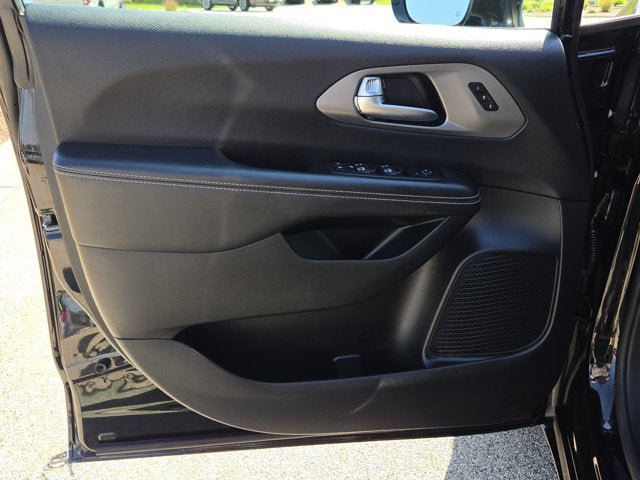 Used 2025 Chrysler Pacifica Select FWD image 19