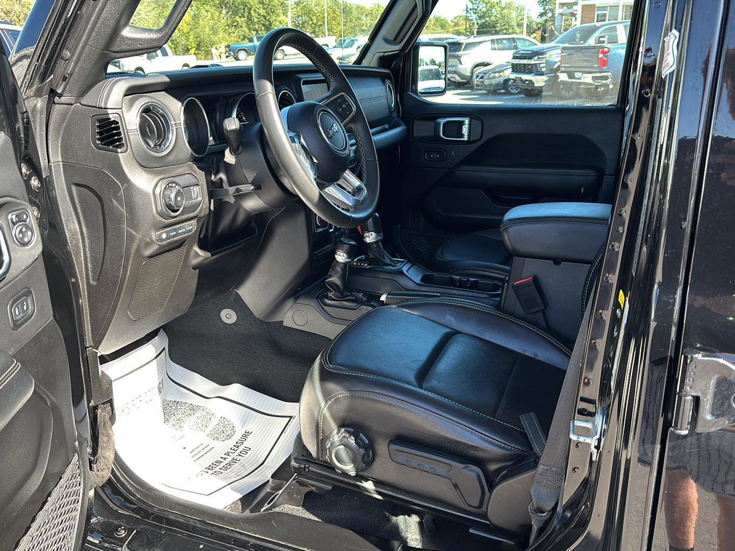 Used 2023 Jeep Wrangler Sahara image 14