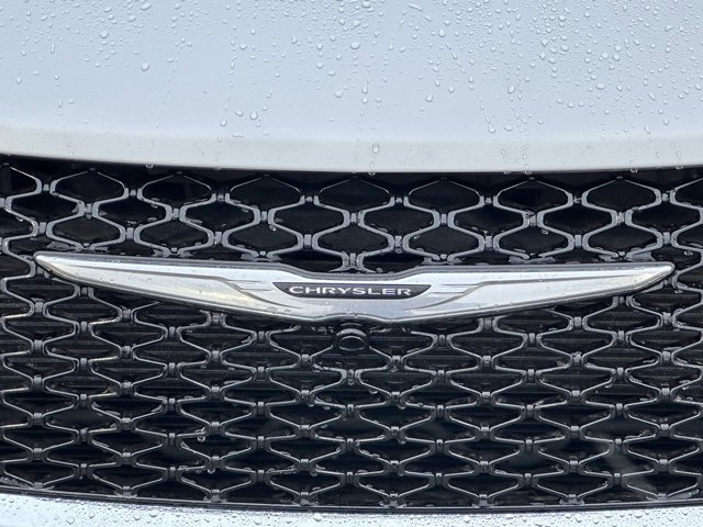 Used 2024 Chrysler Pacifica Touring-L image 10