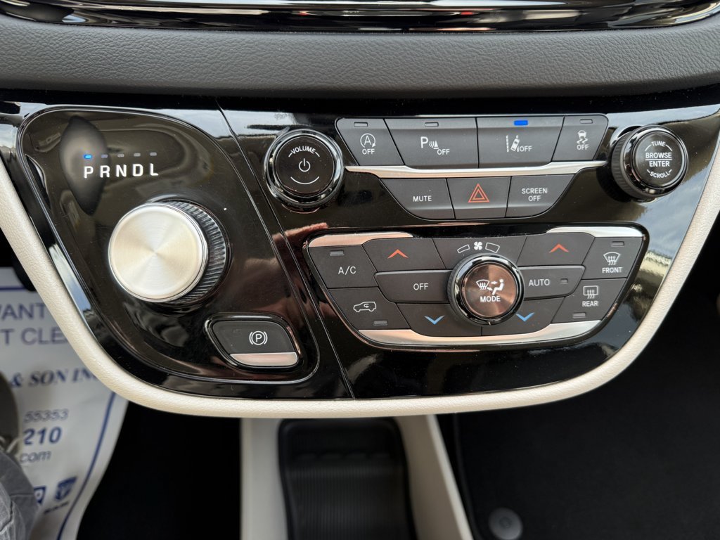 Used 2024 Chrysler Pacifica Touring-L FWD image 30