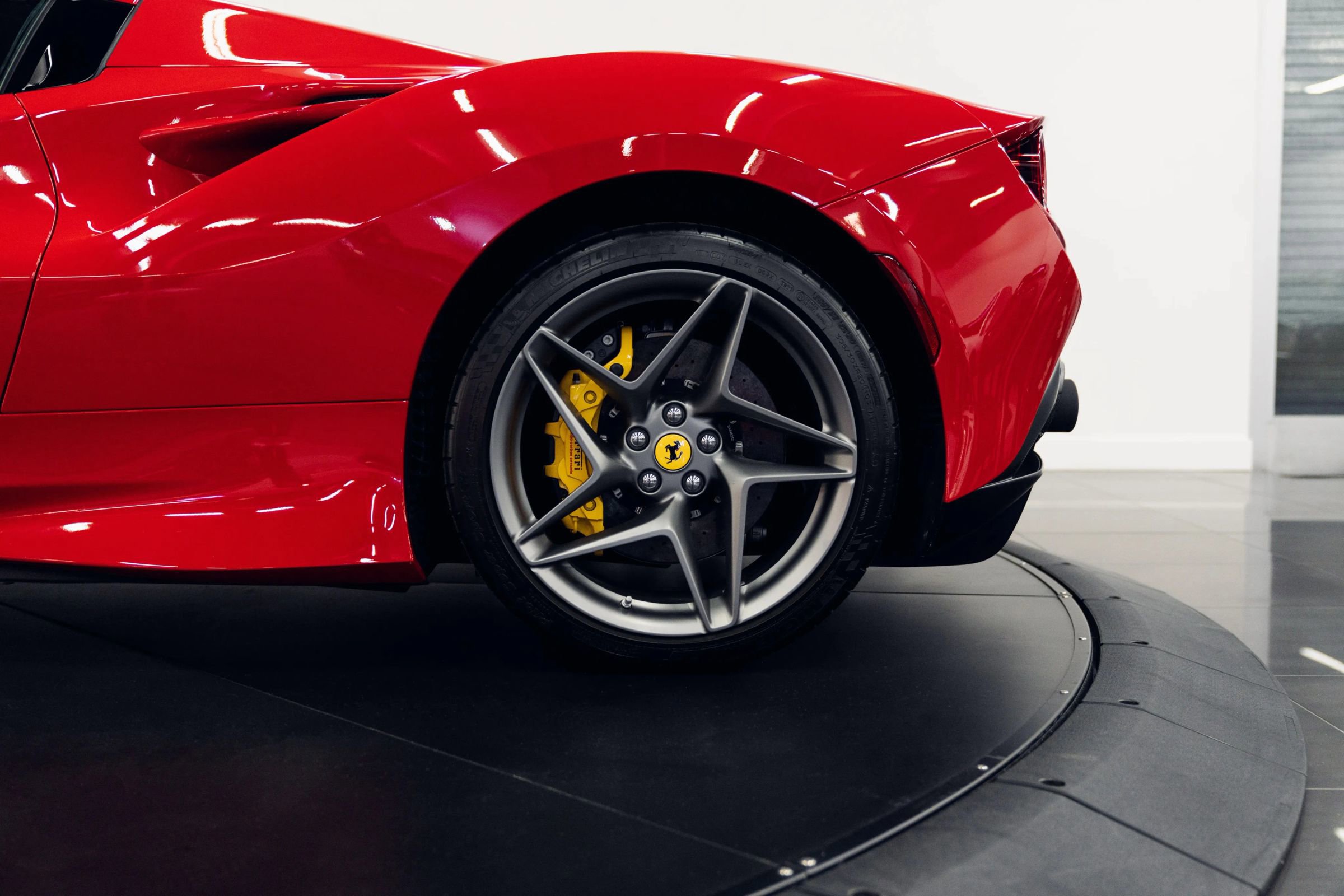 Used 2021 Ferrari F8 Spider image 18