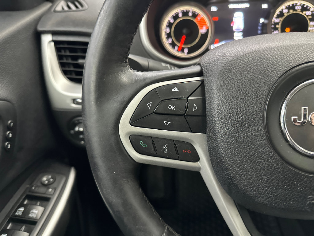 Used 2017 Jeep Cherokee Trailhawk AWD/4WD image 26