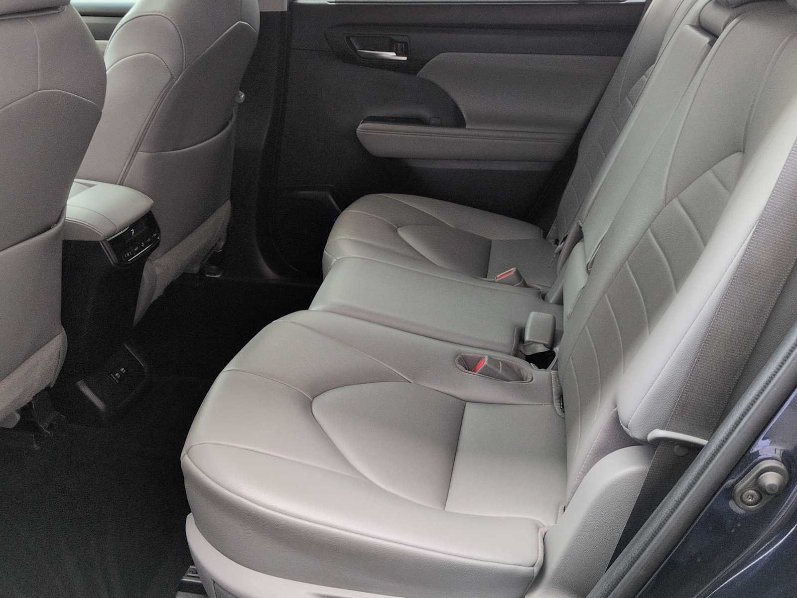 Used 2021 Toyota Highlander XLE AWD/4WD image 21