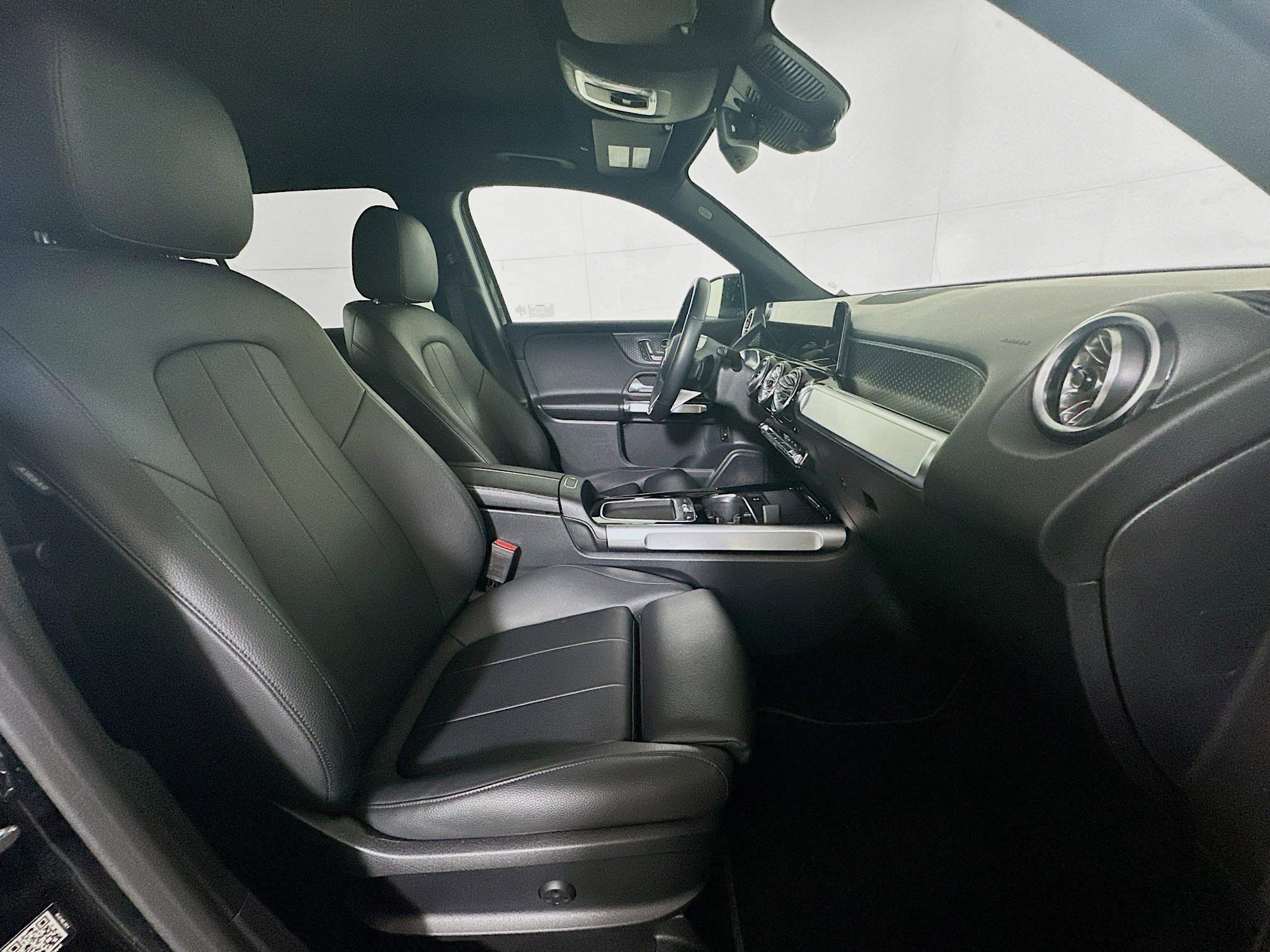 Used 2025 Mercedes-Benz GLB 250 4MATIC image 34
