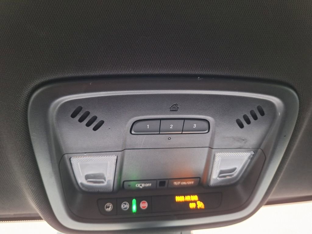 Used 2023 Chevrolet Traverse LT image 18