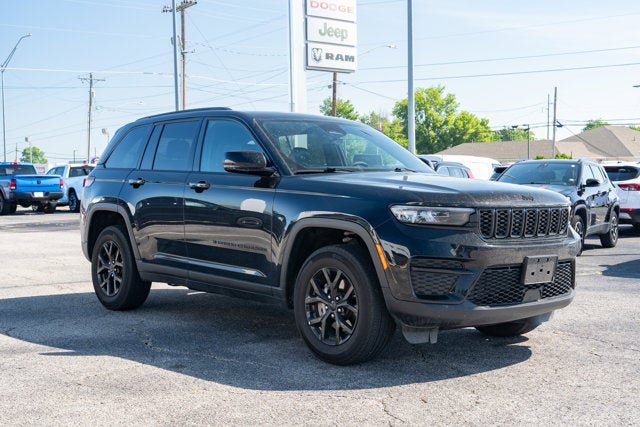 Certified 2025 Jeep Grand Cherokee Altitude AWD/4WD image 7