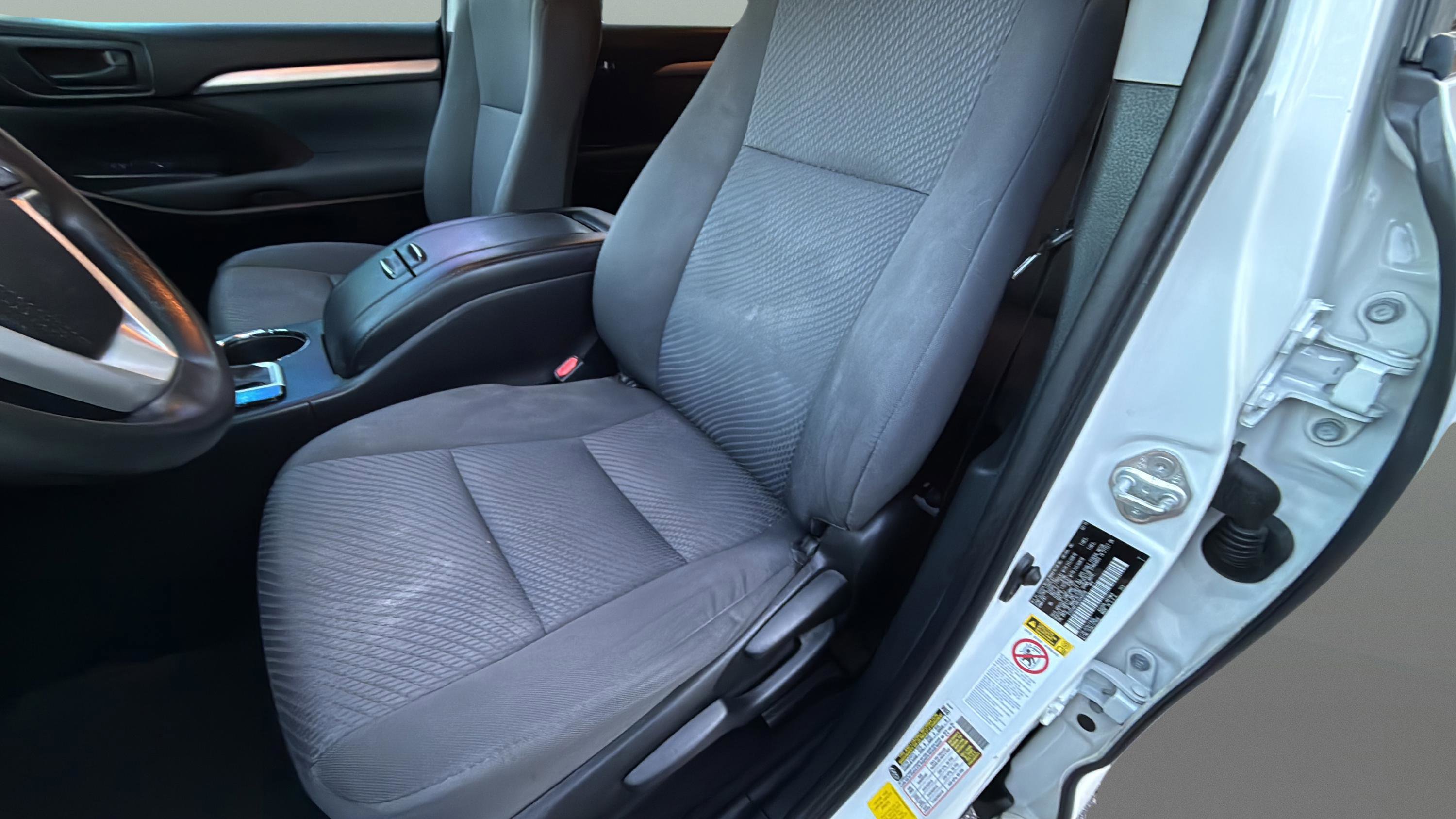 Used 2019 Toyota Highlander LE FWD image 24