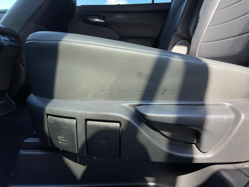 Used 2020 Toyota Highlander XLE FWD image 39
