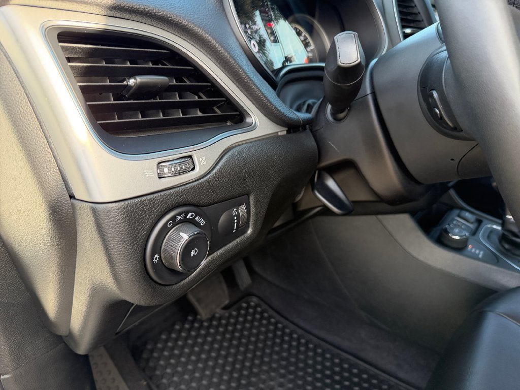 Used 2022 Jeep Cherokee Latitude w/ Sun & Sound Group AWD/4WD image 19