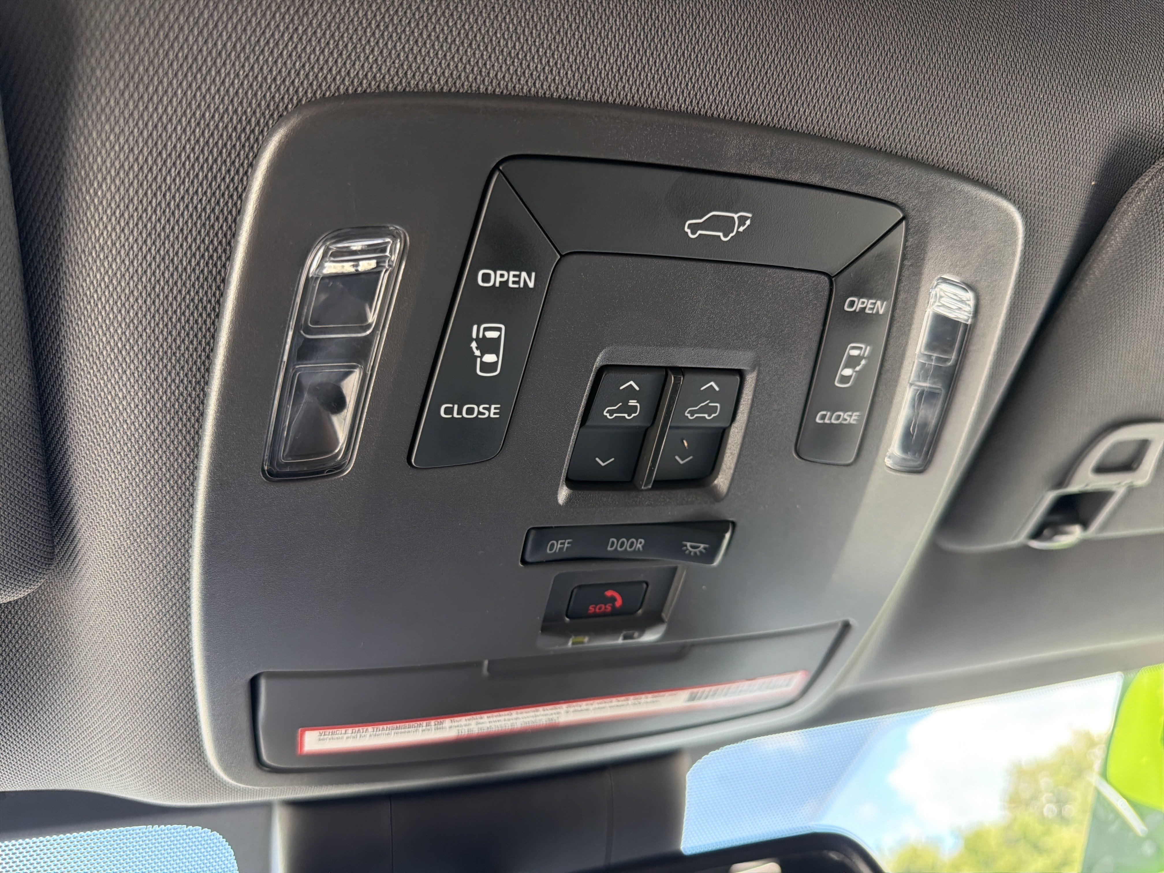 Used 2022 Toyota Sienna XSE FWD image 5