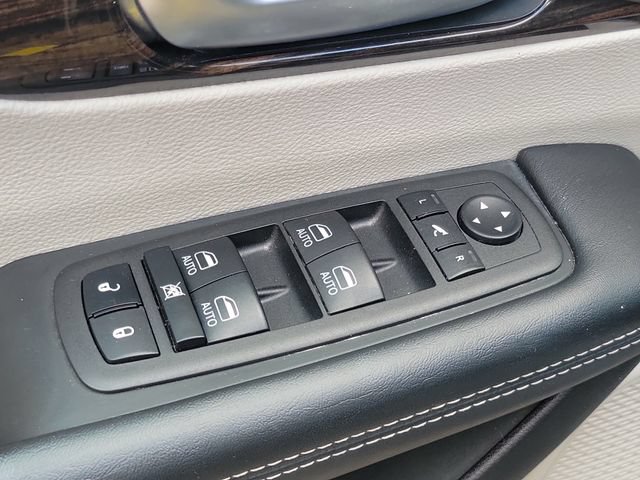 Used 2023 Chrysler Pacifica Limited FWD image 24