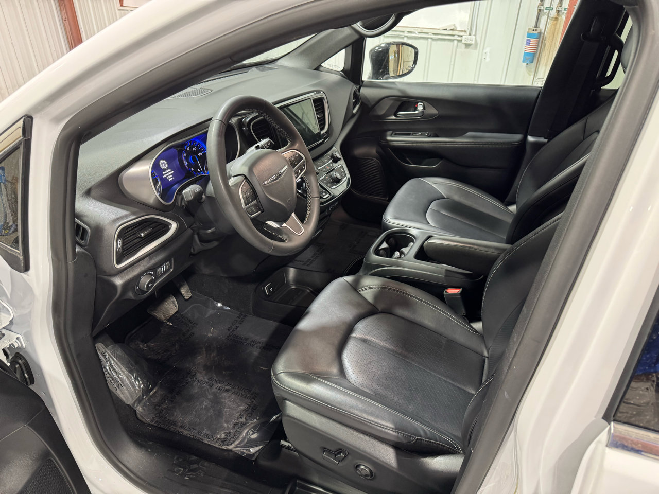 Used 2025 Chrysler Pacifica Select image 6