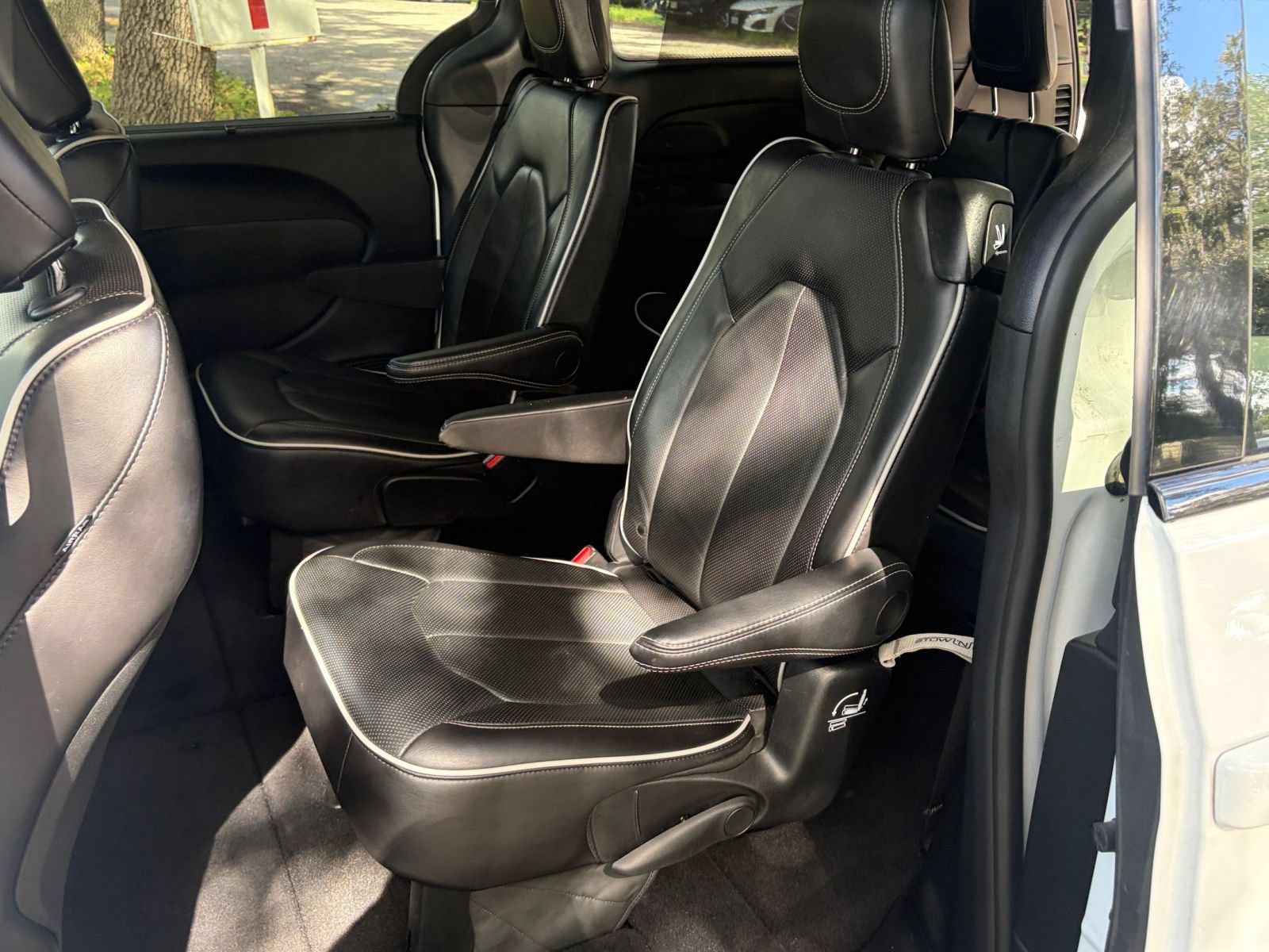 Used 2025 Chrysler Pacifica Limited FWD image 38