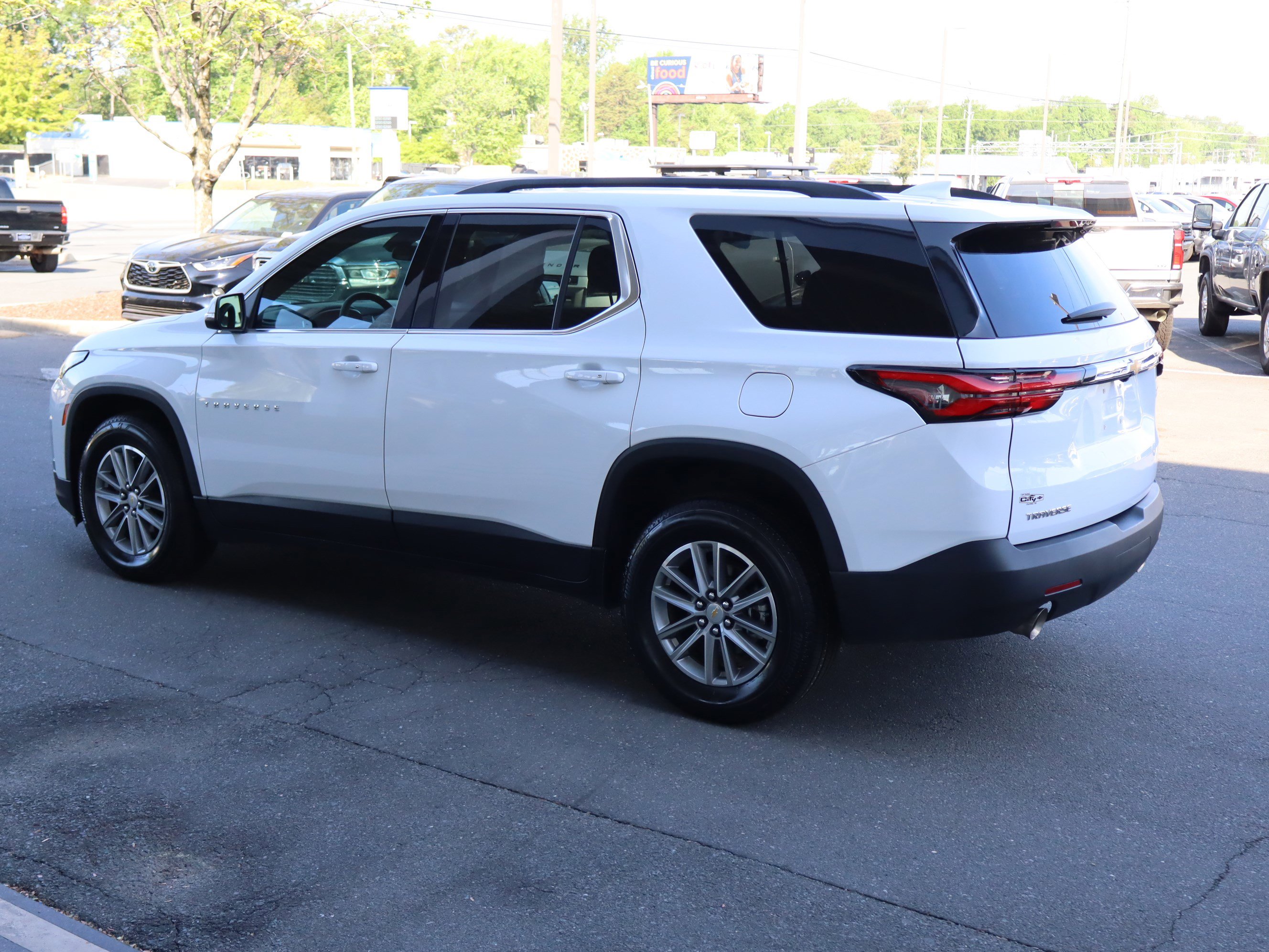 Used 2023 Chevrolet Traverse LT FWD image 8