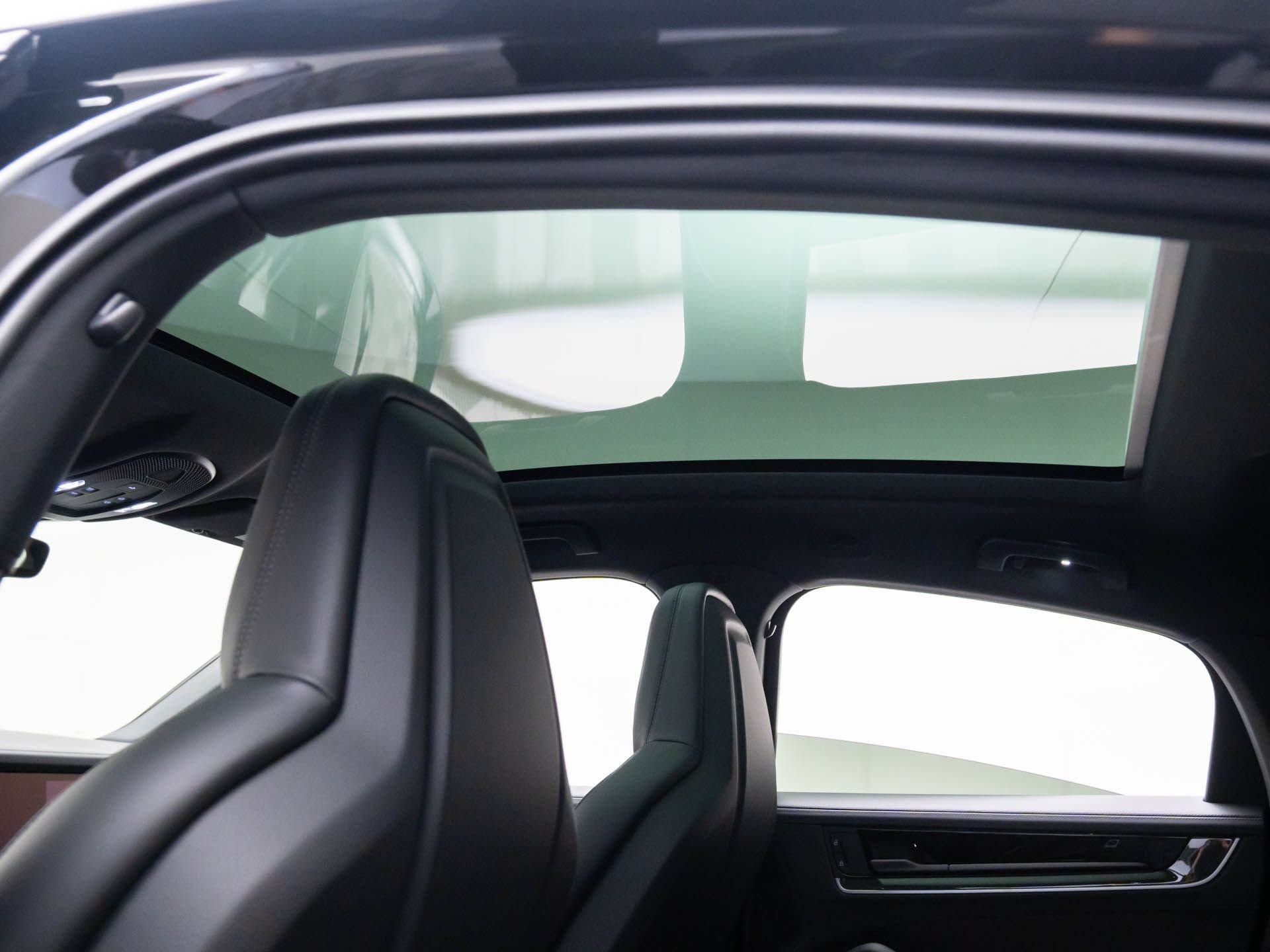 Certified 2025 Porsche Cayenne E-Hybrid Coupe AWD/4WD image 16