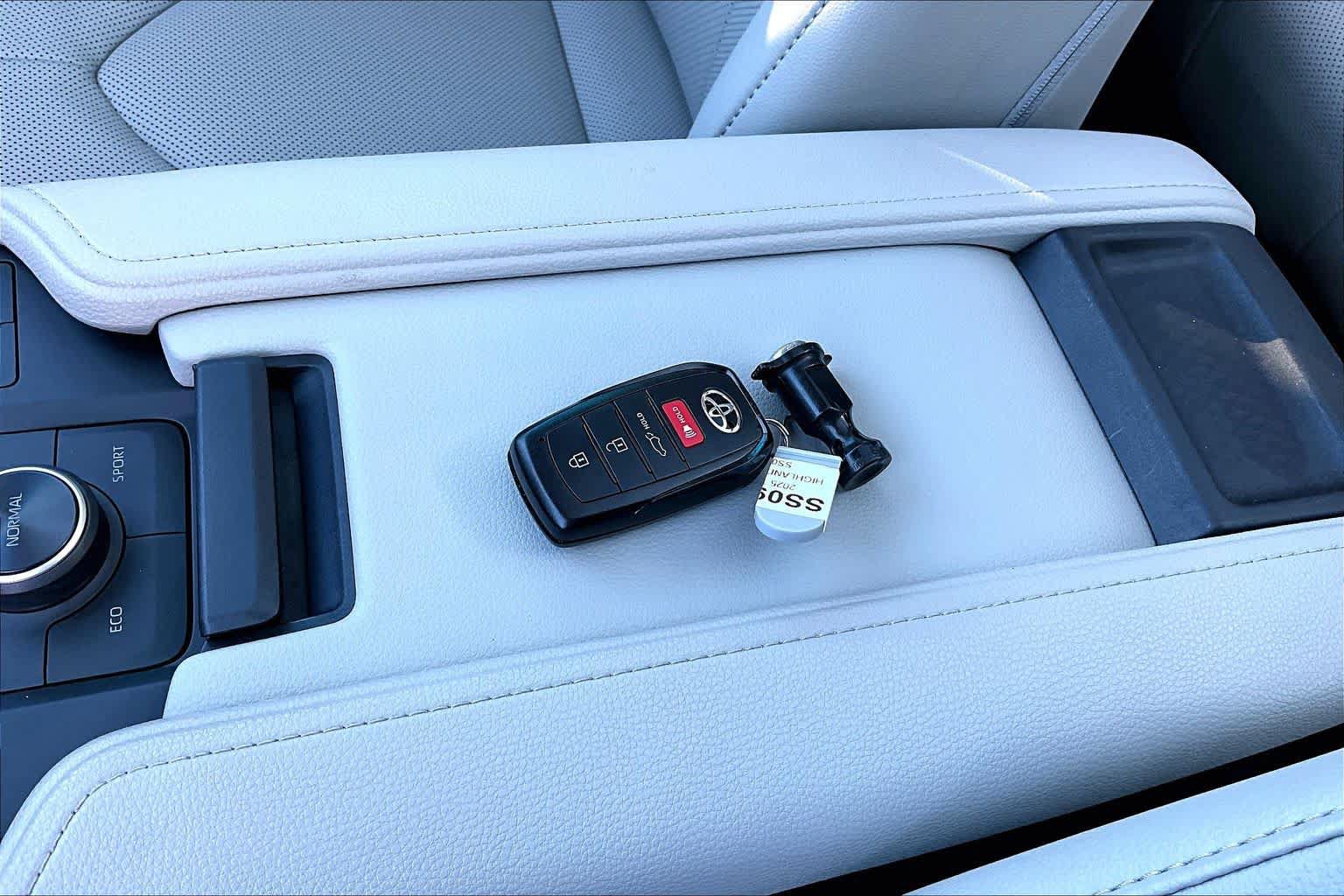 Used 2025 Toyota Grand Highlander AWD image 14