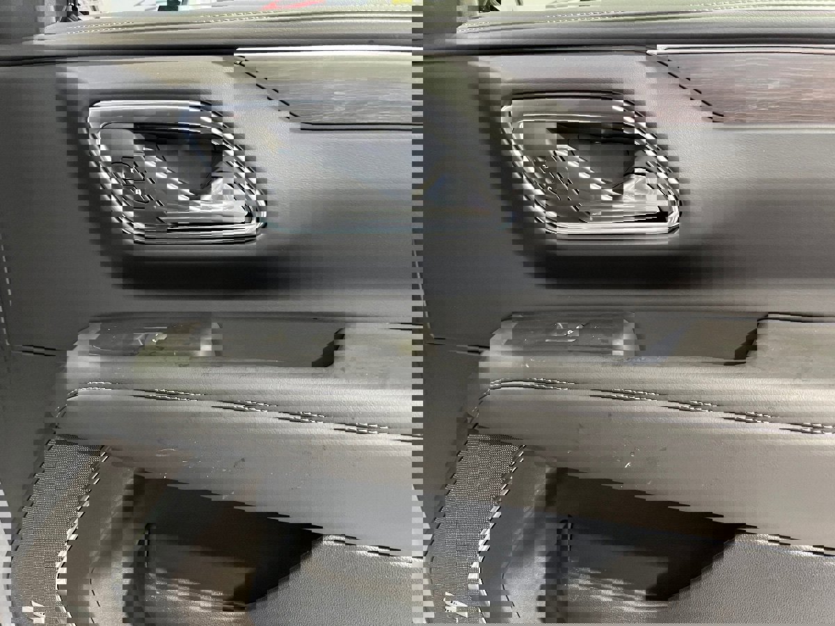 Used 2024 Chevrolet Suburban Z71 image 40