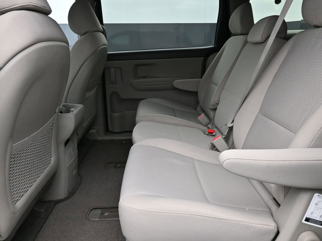 Used 2017 Kia Sedona LX image 9