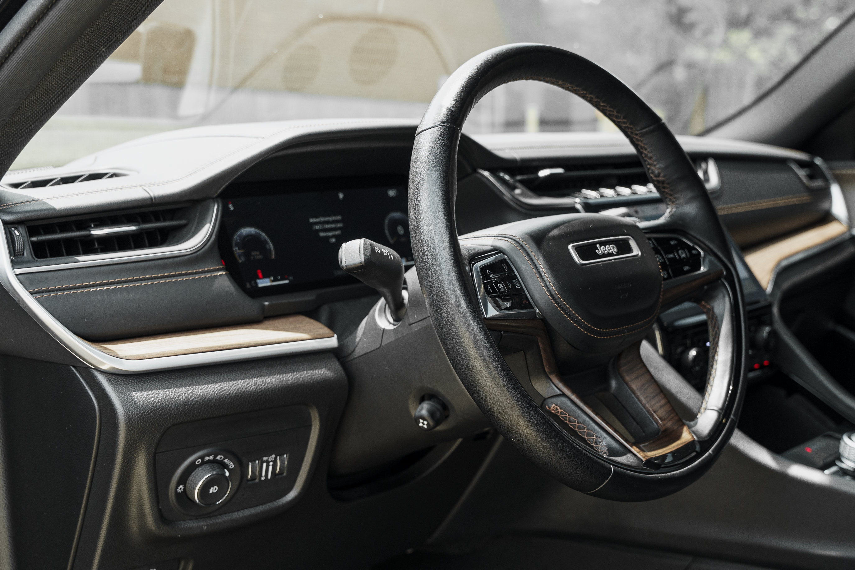 Used 2022 Jeep Grand Cherokee Summit AWD/4WD image 9