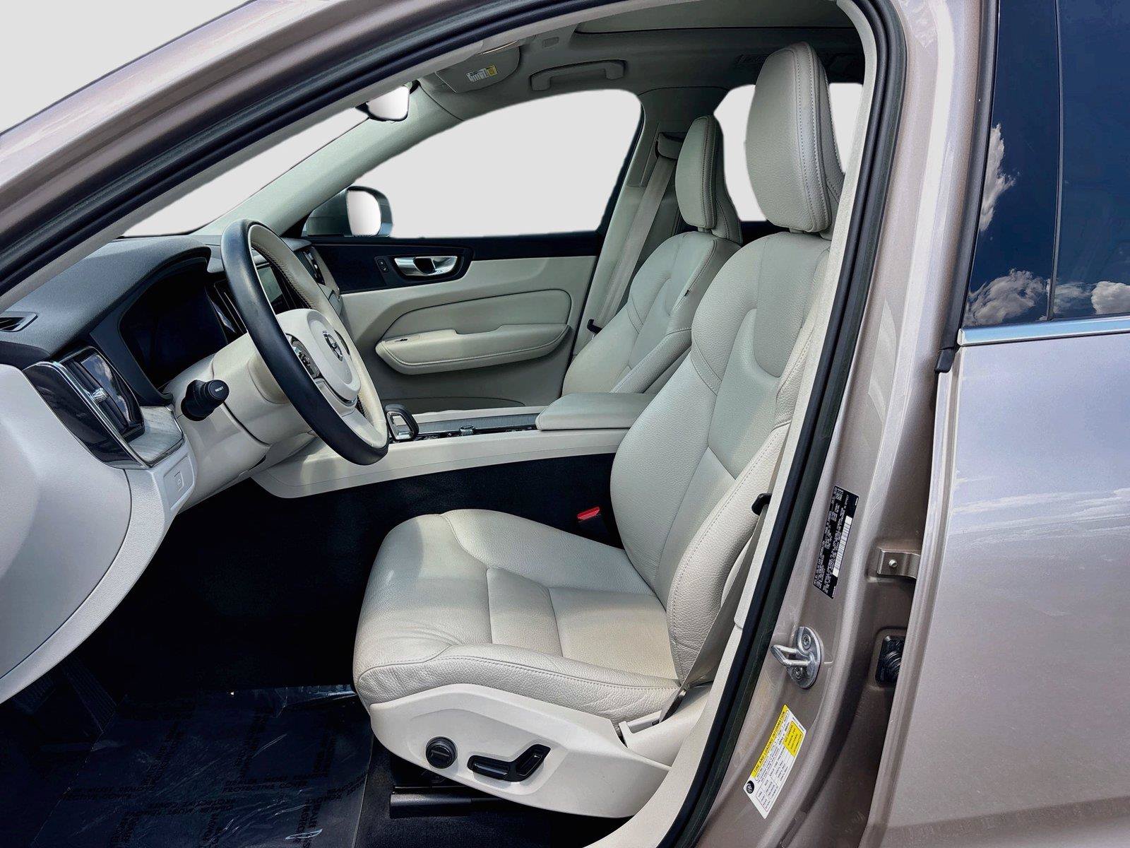 Used 2023 Volvo XC60 B5 Plus AWD/4WD image 20