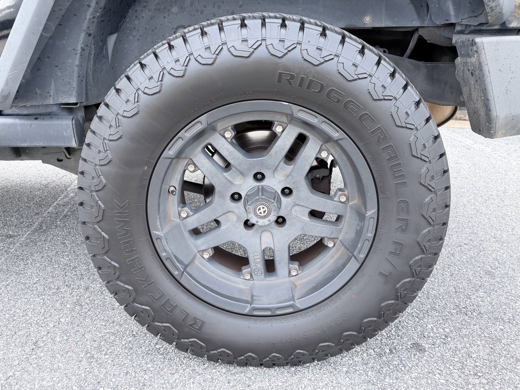 Used 2009 Jeep Wrangler Unlimited Rubicon w/ Dual Top Group image 26