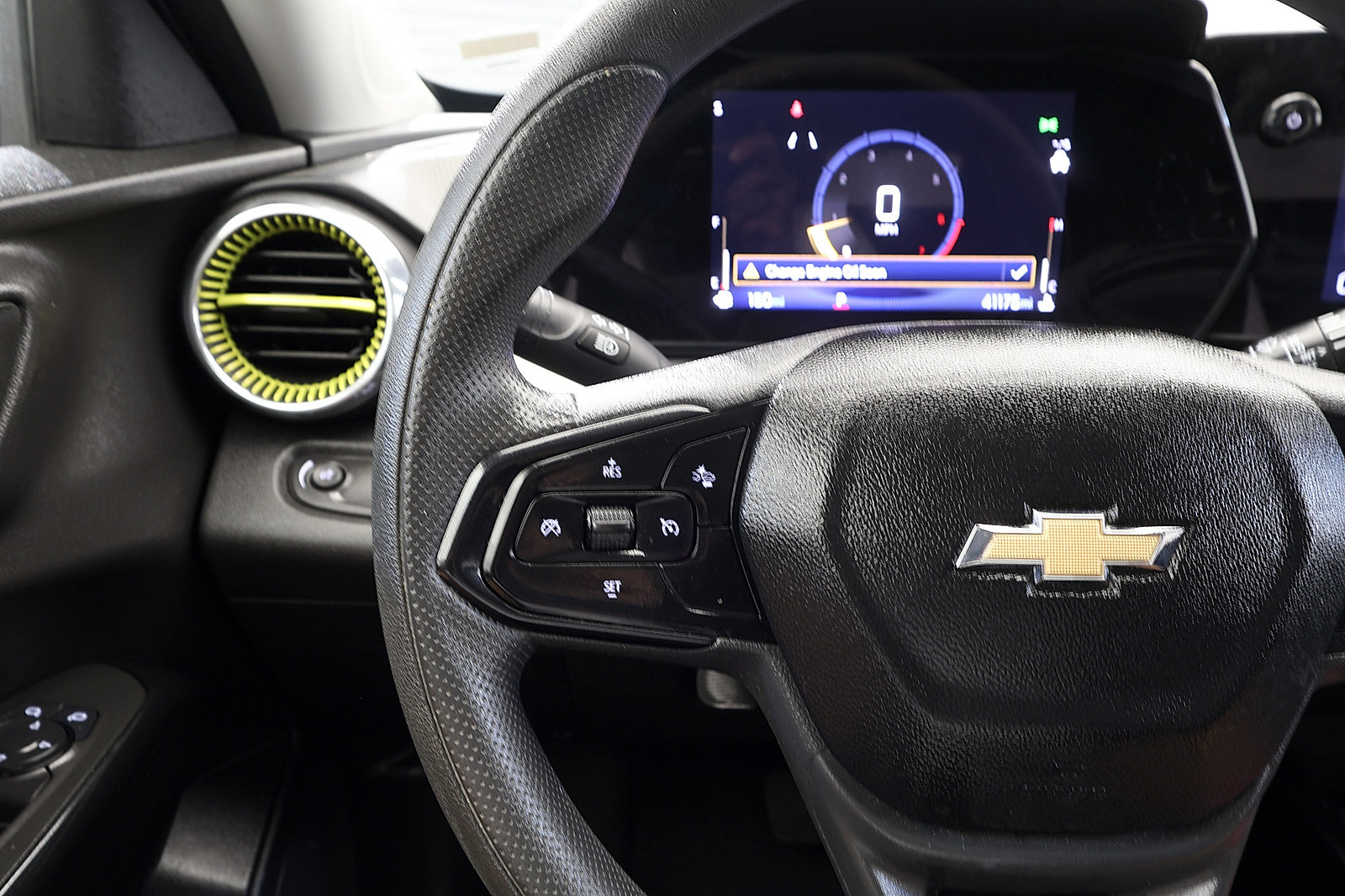 Used 2025 Chevrolet Trax LT FWD image 27