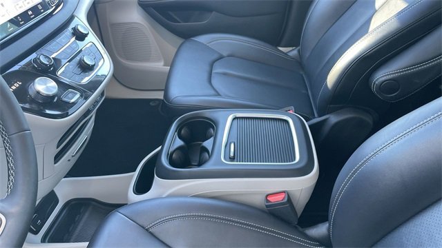 Used 2024 Chrysler Pacifica Touring-L image 20