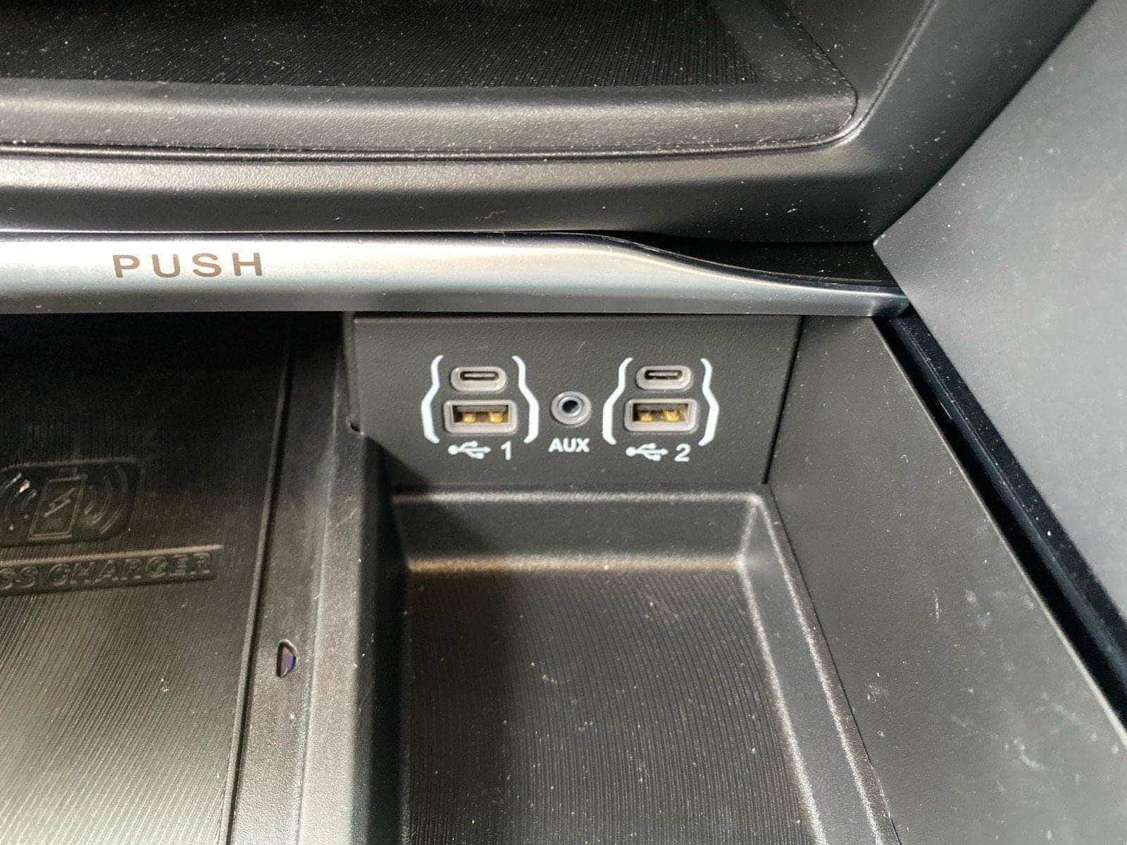 Used 2024 Chrysler Pacifica Premium FWD image 14