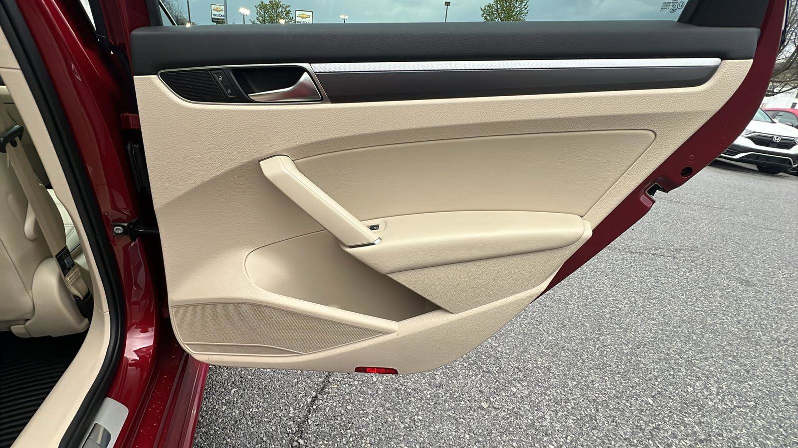 Used 2017 Volkswagen Passat 1.8T R-Line w/ R-Line Lighting Package image 14