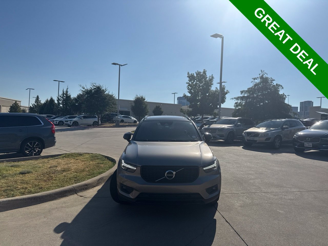 Used 2022 Volvo XC40 T4 R-Design FWD image 4