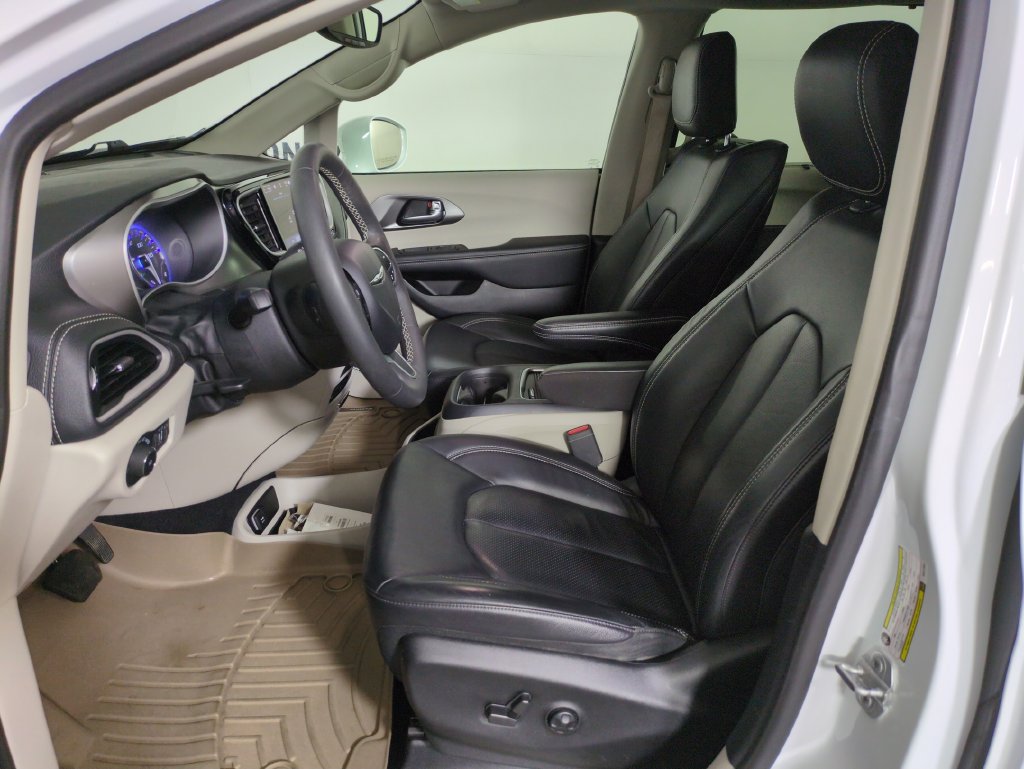 Used 2022 Chrysler Pacifica Touring-L w/ Uconnect Theater Family Group AWD/4WD image 13