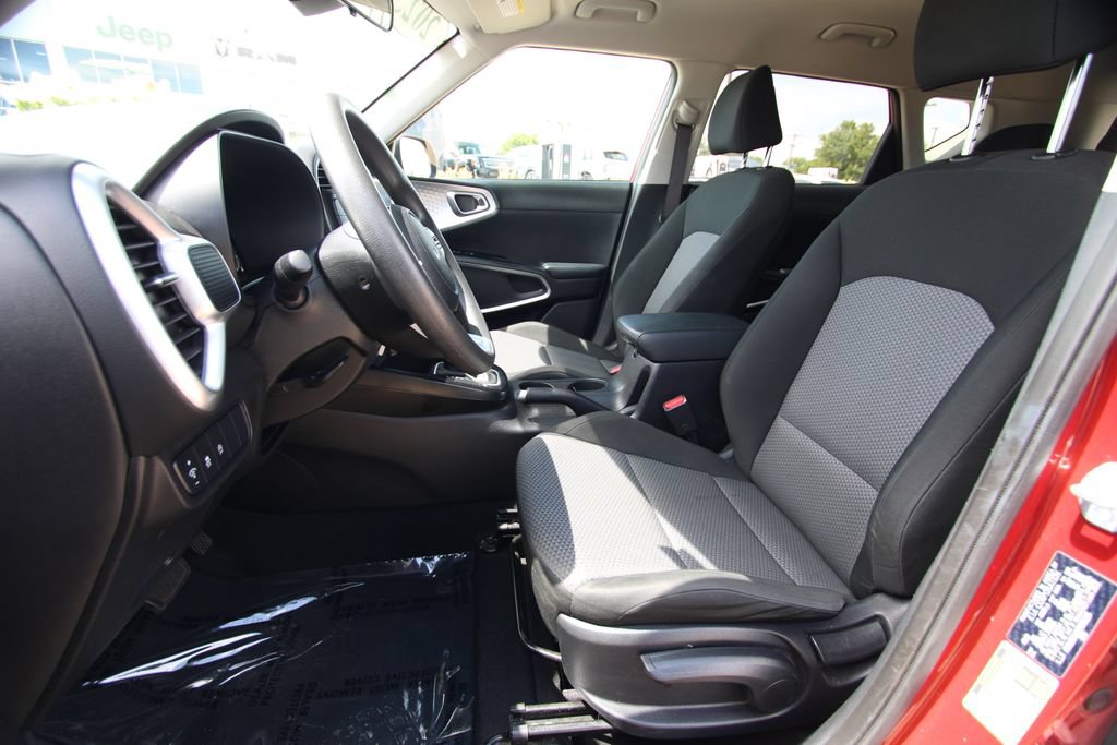Used 2023 Kia Soul LX FWD image 6