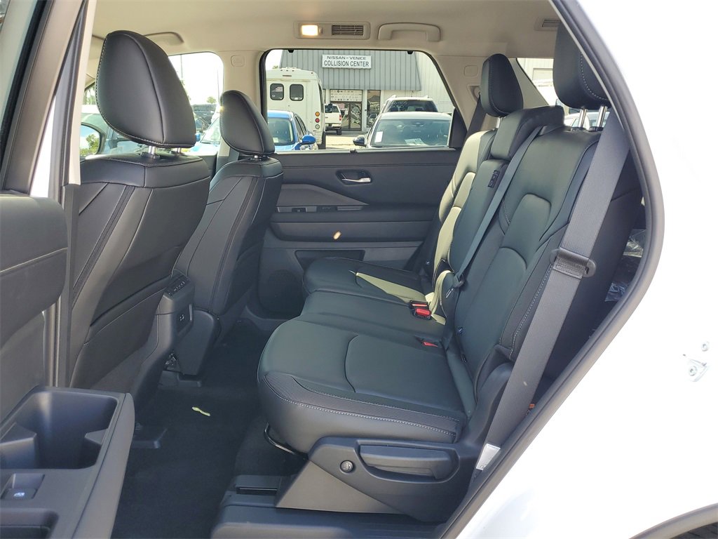 New 2025 Nissan Pathfinder SL w/ SL Premium Package image 6