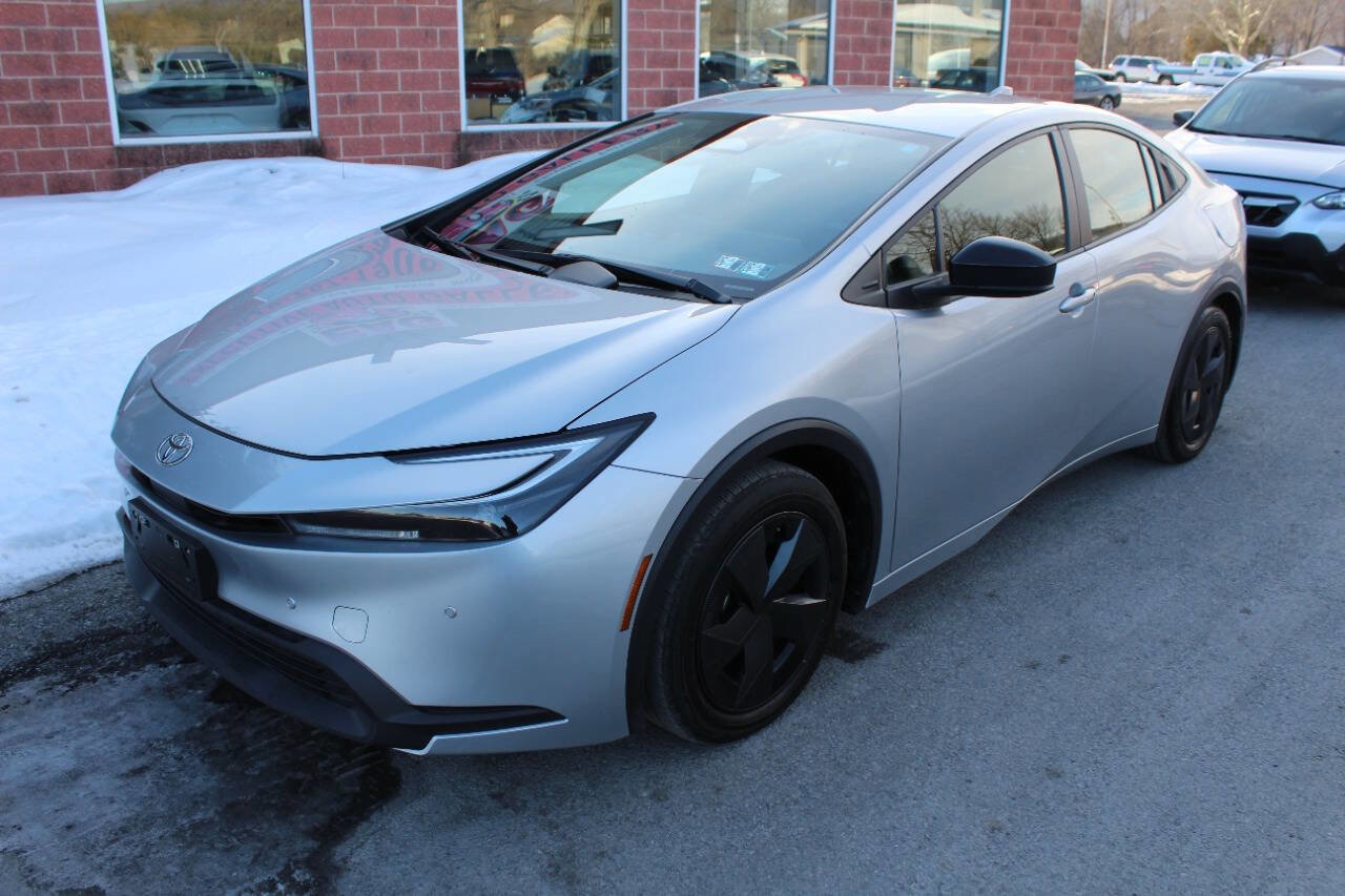 Used 2024 Toyota Prius LE image 2