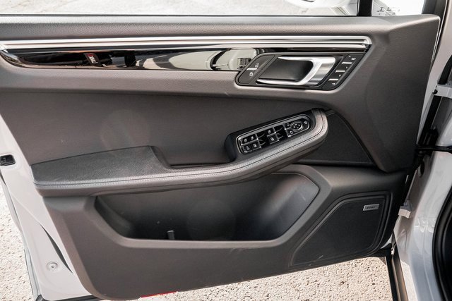 Used 2022 Porsche Macan w/ Premium Package Plus image 9