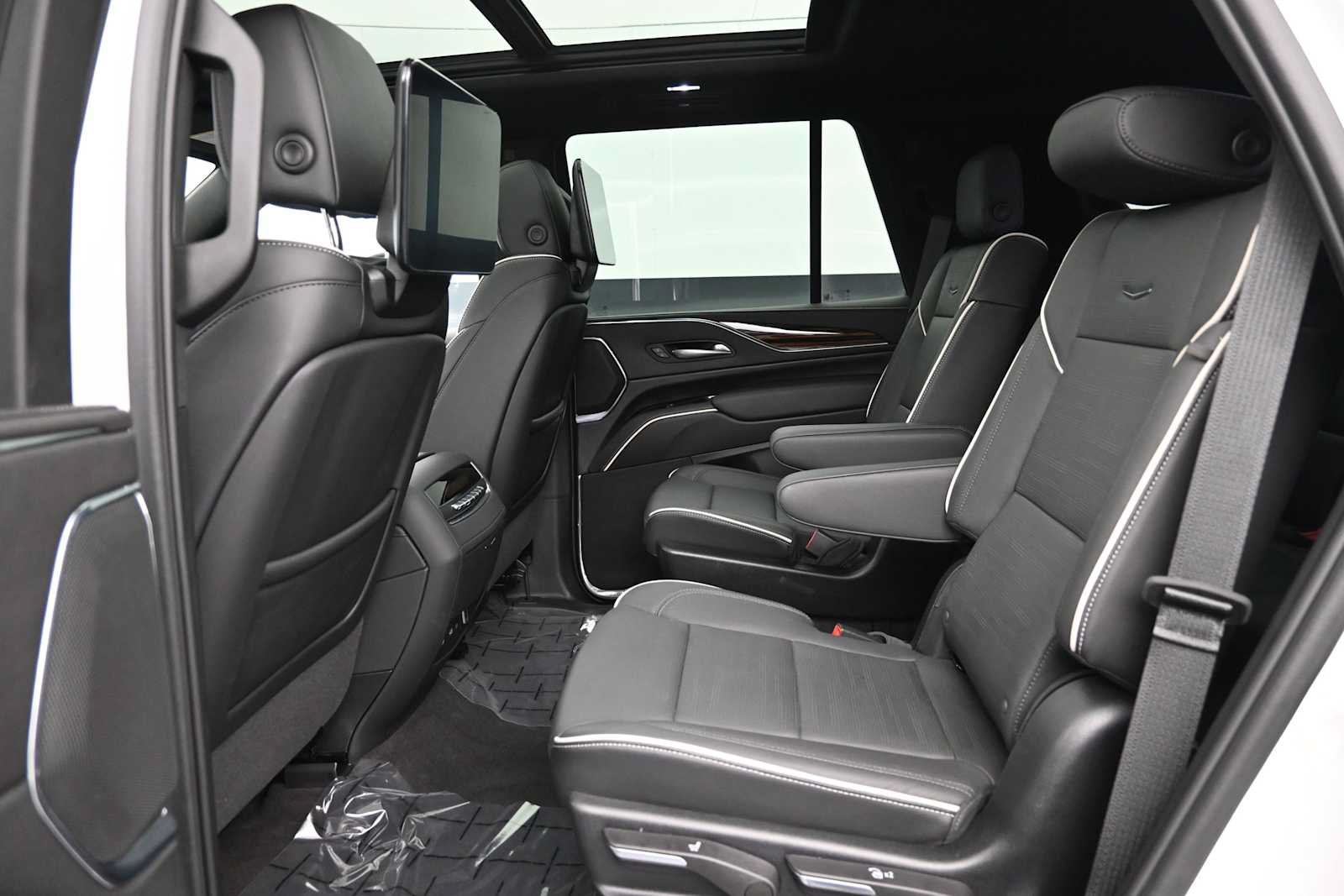 Used 2024 Cadillac Escalade Premium Luxury w/ Performance Package AWD/4WD image 14