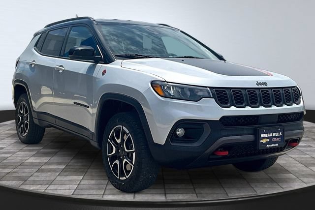 Used 2025 Jeep Compass Trailhawk AWD/4WD image 3