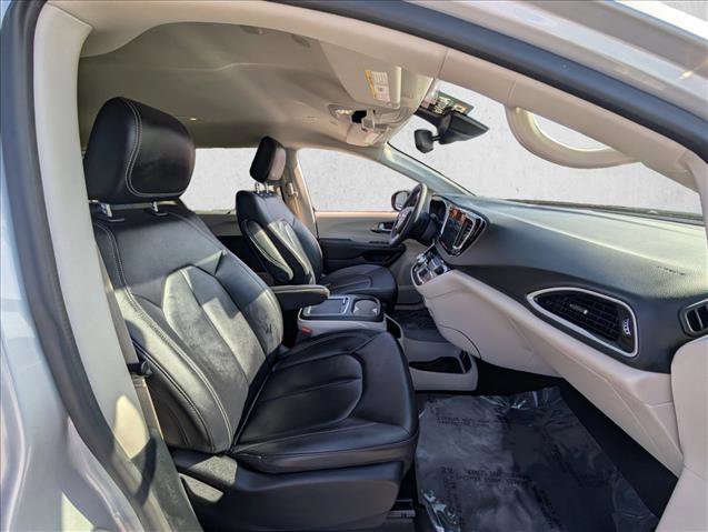 Used 2024 Chrysler Pacifica Touring-L image 20