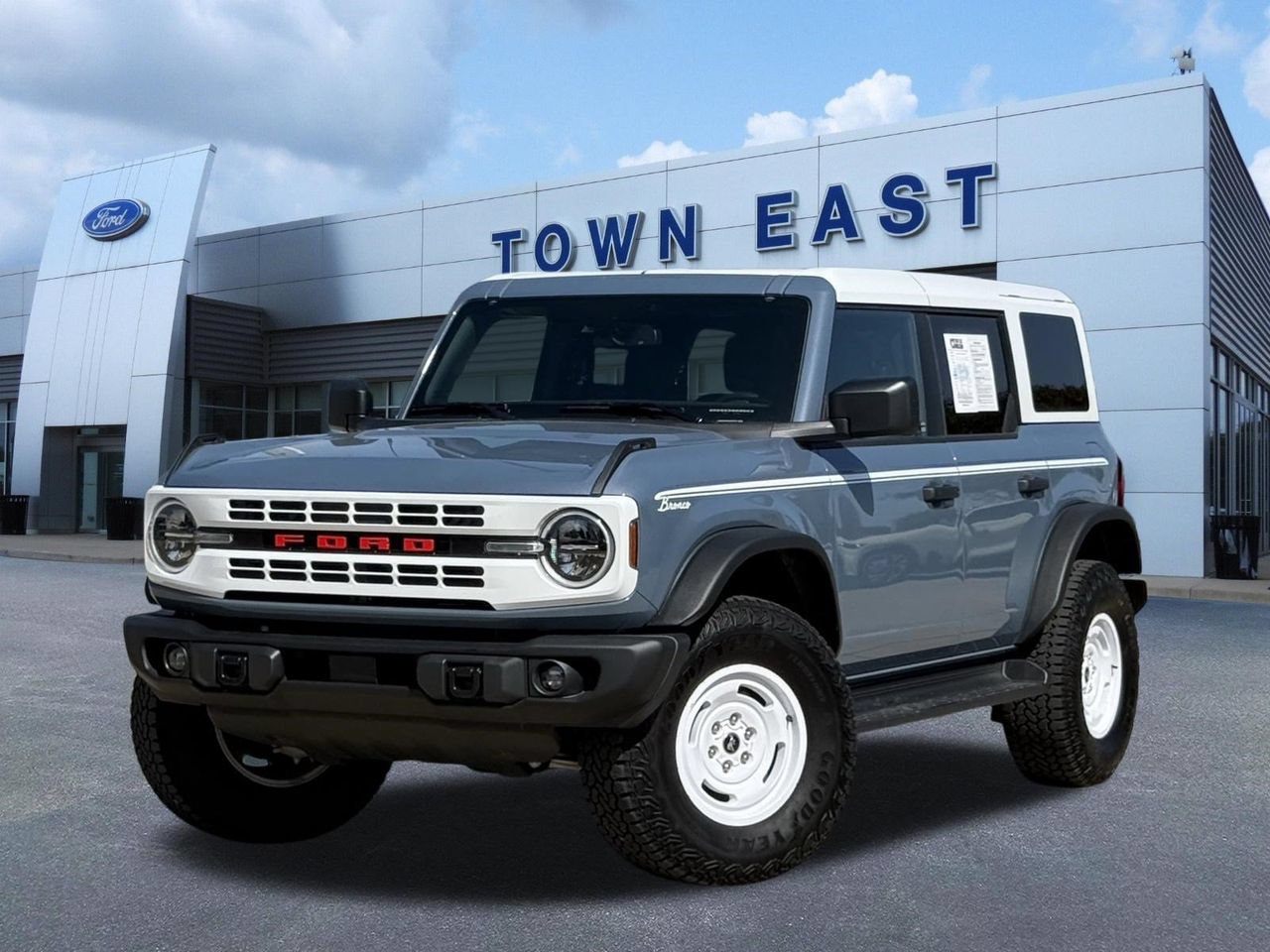 Certified 2025 Ford Bronco Heritage Edition AWD/4WD image 1