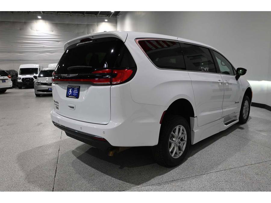 Used 2024 Chrysler Pacifica Touring-L FWD image 6