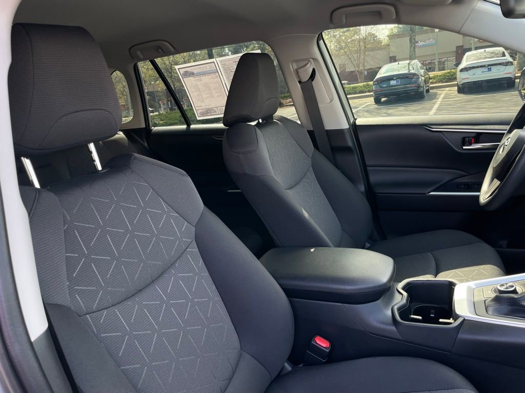 Used 2025 Toyota RAV4 XLE image 31