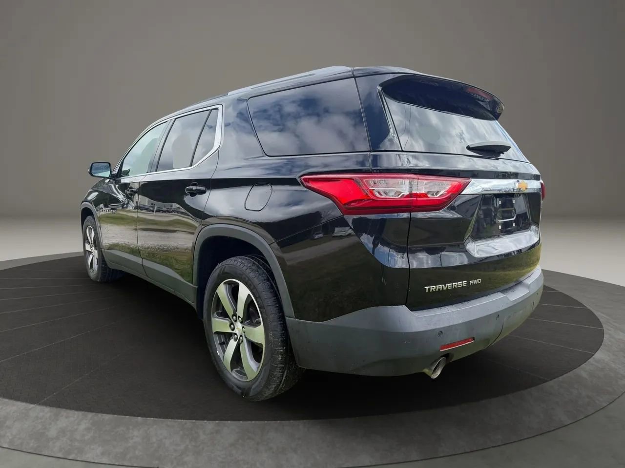 Used 2018 Chevrolet Traverse LT image 3