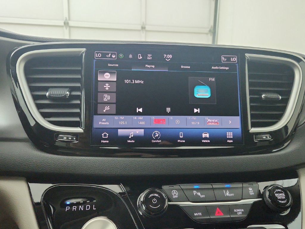 Certified 2024 Chrysler Pacifica Touring-L FWD image 27