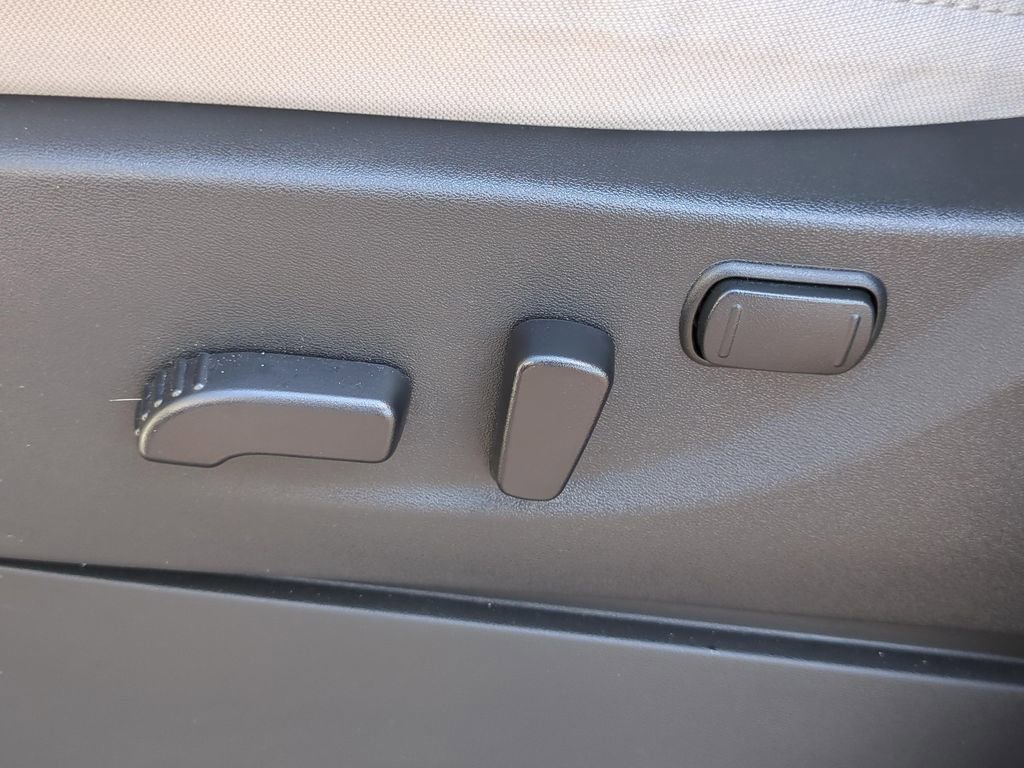 Used 2025 Nissan Frontier SV image 18